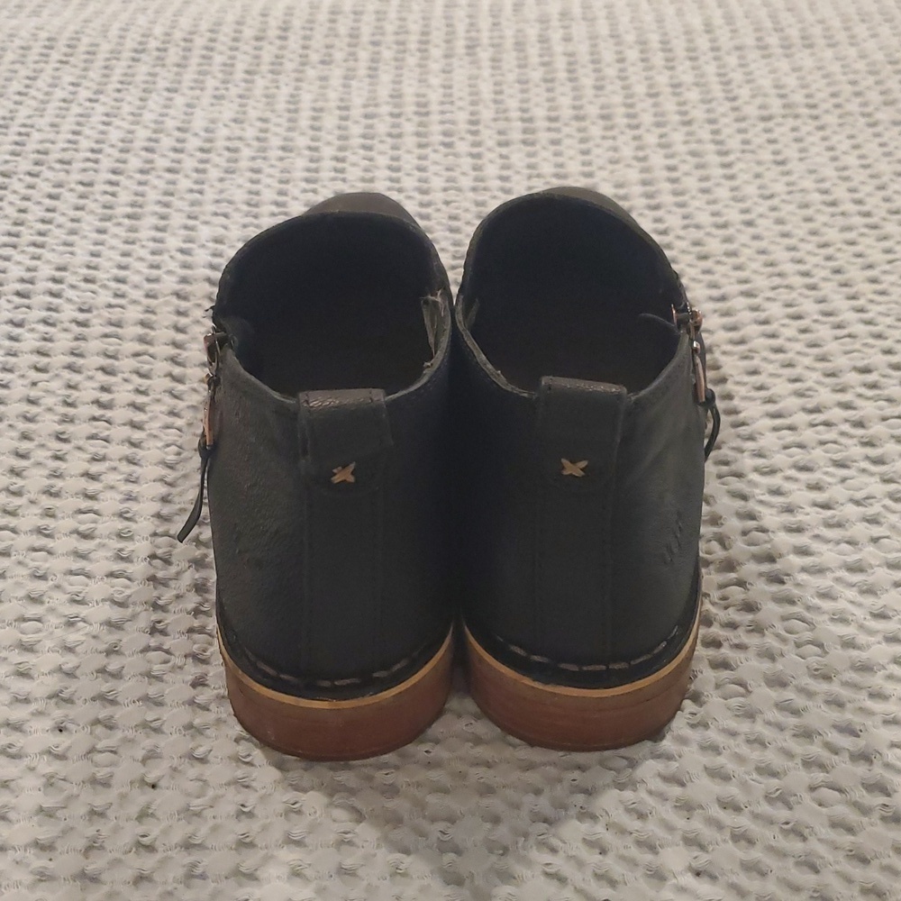 UGG Black Ankle Booties with Cozy Lining and Durable Sole (23) - Picture 2 of 6
